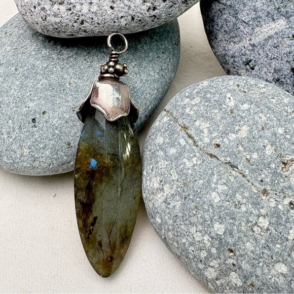 Iridescent Labradorite Silver Floral Pendant Ethereal Fairy Minimalist Mystical - Picture 2 of 14